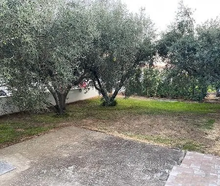 Betty's Seaside Olive House Ofrínion